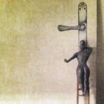 Installazione contemporanea con scala e serratura – curiosità e visione nascosta