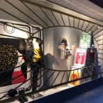 Incontro tra moda e illustrazione, con disegni applicati all’interno del capo